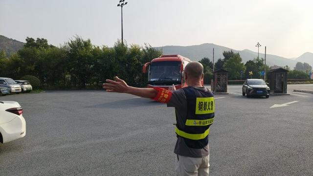 志愿者守护千山 以服务绘就文明旅游风景线