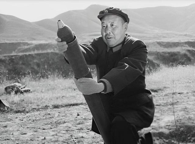 解放军新型钛合金小钢炮：2公里“吊打”狙击手，女生也能拎着跑