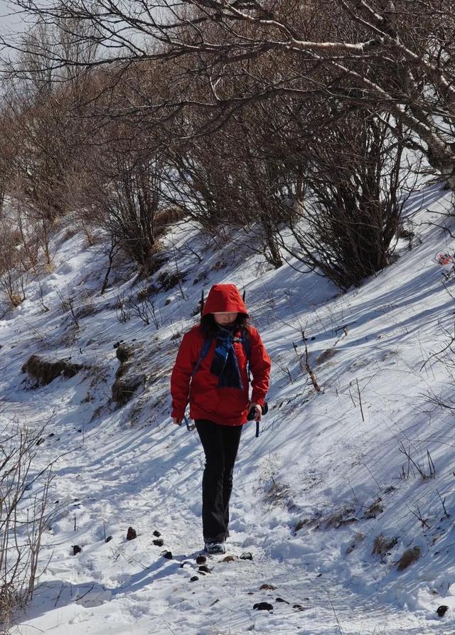 年轻妈妈携带2岁儿子爬雪山跨年受困，被发现时孩子已经失温