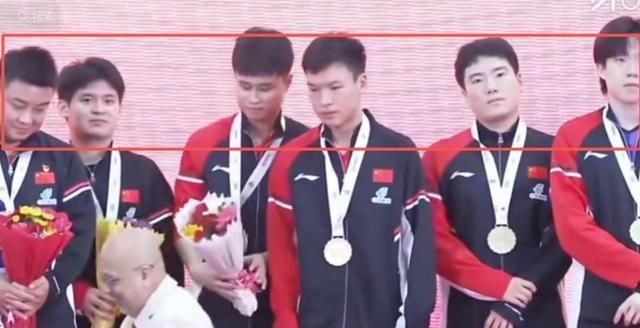 国乒夺冠后回国，恶心一幕发生，王楚钦气得直摇头，没人笑得出来