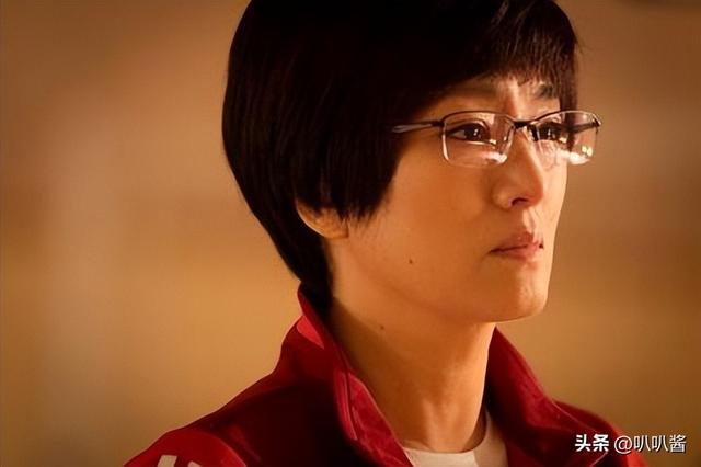 分手30年，被法国老公7字评价的巩俐，活成张艺谋高攀不起的存在