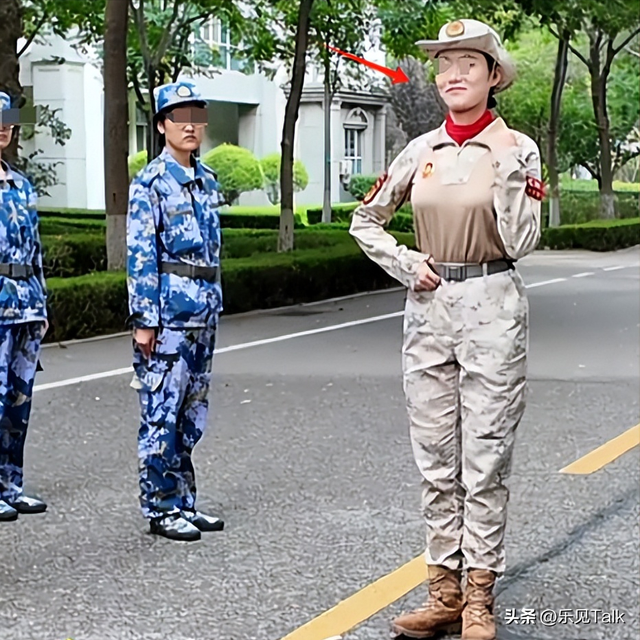 哗众取宠！93受阅女兵参加婚礼，穿着打扮被骂惨，评论区当场炸锅