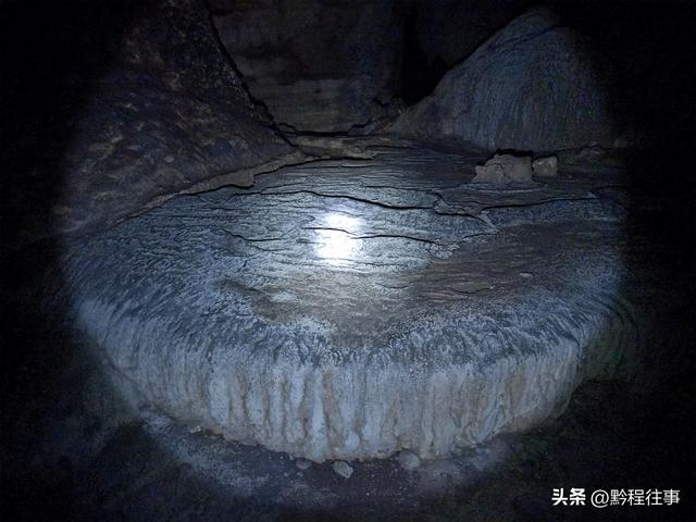 偏远乡野中寻找一个古寺遗址，探险一个深邃溶洞