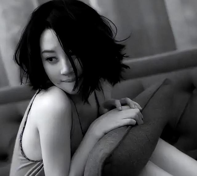 她一生"风流成性	、老少通吃"，撩汉无数，现如今56岁却依旧单身