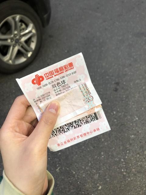 暴富奇缘！女子躲雨随手刮中100万，店主直呼：第六张就出大奖！