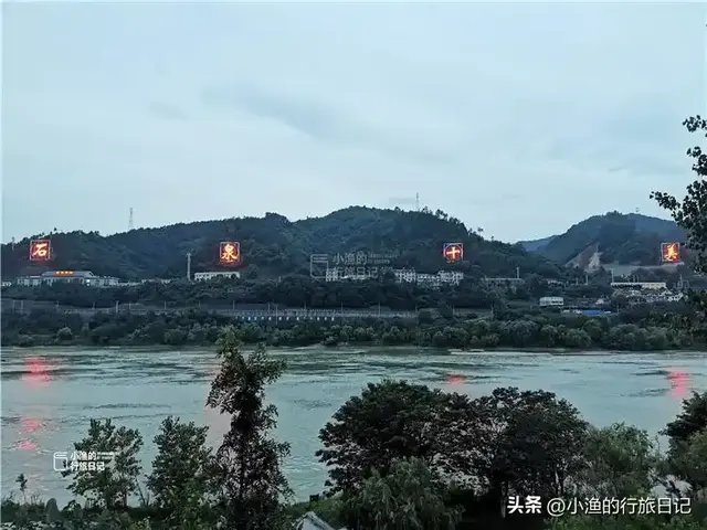 藏在秦巴腹地的陕南小城，汉江将它一分为二，沿江的石头全是红色