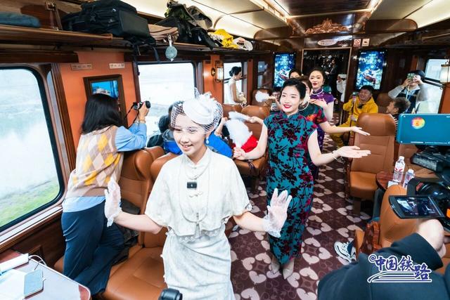 首次载客运行！12306可购票！旅客：上车像穿越