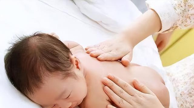 宝宝睡着后突然委屈大哭，宝妈：知道原因后，太心疼宝宝了！