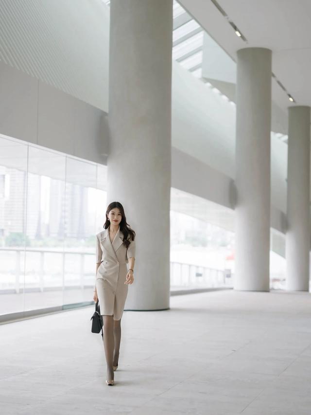 广东省台主持人彭婷婷，灰丝高跟职业装好美