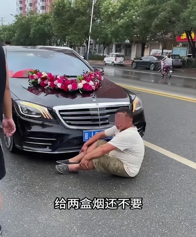 拦婚车要香烟后续，新娘被气哭，6人被警方处罚，网友拍手叫好，