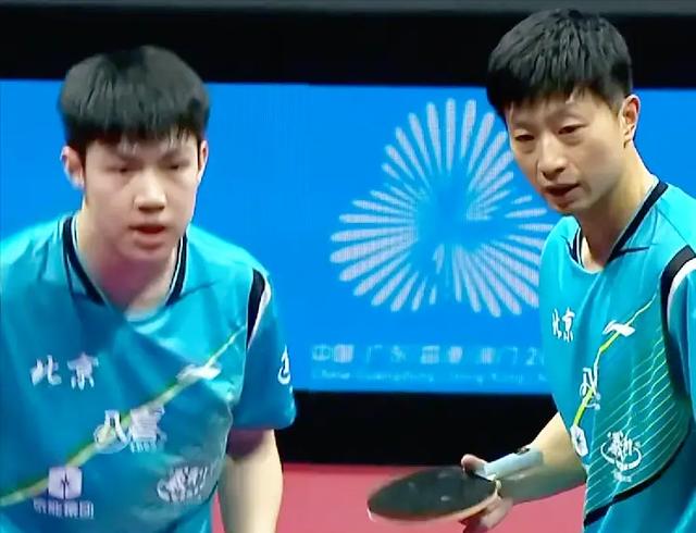 北京男团夺冠后,王楚钦又出“洋相”了,他的这一举动逗笑了球迷