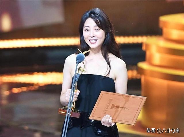 她是演员中的富婆，豪车多的开不过来，如今45岁却像年龄少女