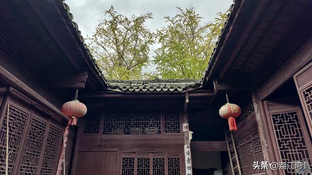 金叶映古村，醉美长岗岭