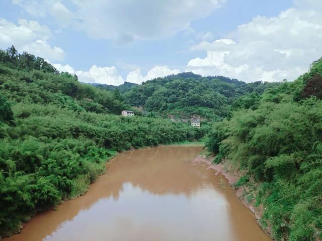 沿合（江）习（水）公路，跨越川黔边界