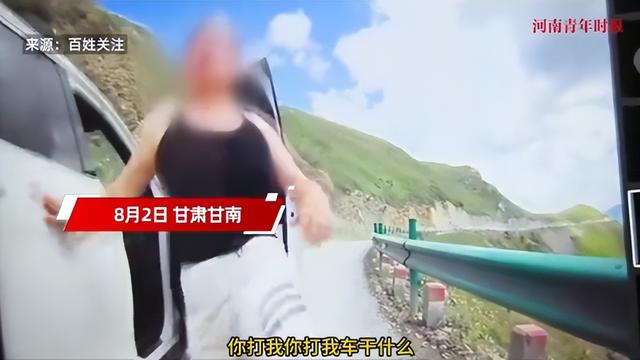 奔驰女已社死，逆行后辱骂威胁骑手，警方通报，正脸曝光太丢人