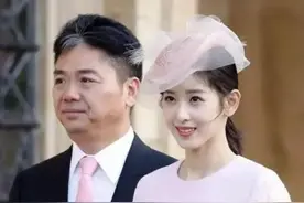 刘强东老家现场：村民排队领钱，刘强东父亲现身，11辆大卡车进村图片