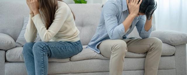 公司年会玩国王游戏，我抽到国王，命令女总裁和我舌吻一分钟