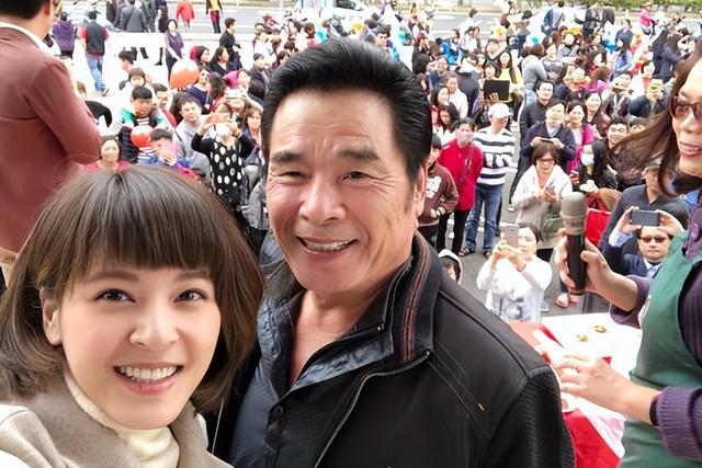 “6个老婆”同住一室，每人每月7万零花钱，71岁又娶第七房小娇妻