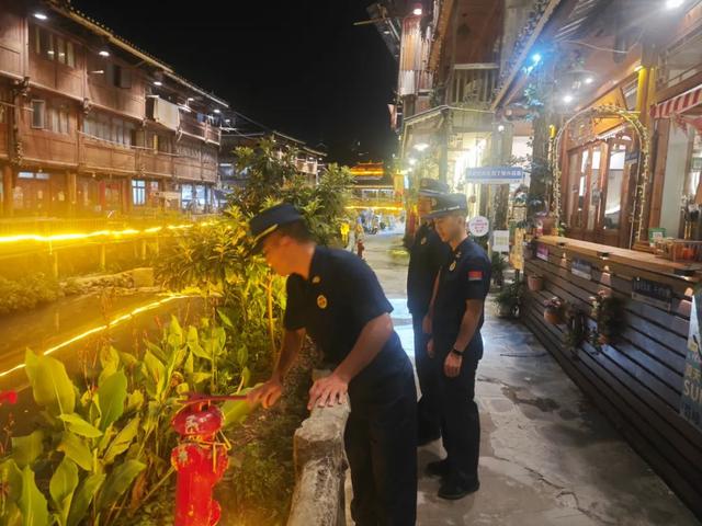 贵州黎平丨“蓝焰黔行”志愿服务队多措并举筑牢肇兴侗寨景区 “防火墙”，守护每寸好风光