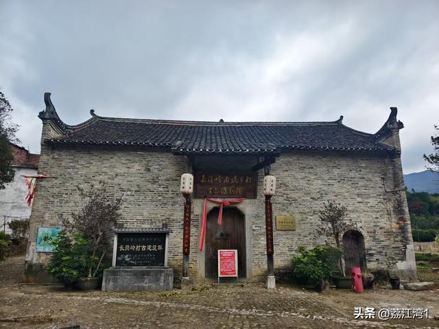 金叶映古村，醉美长岗岭