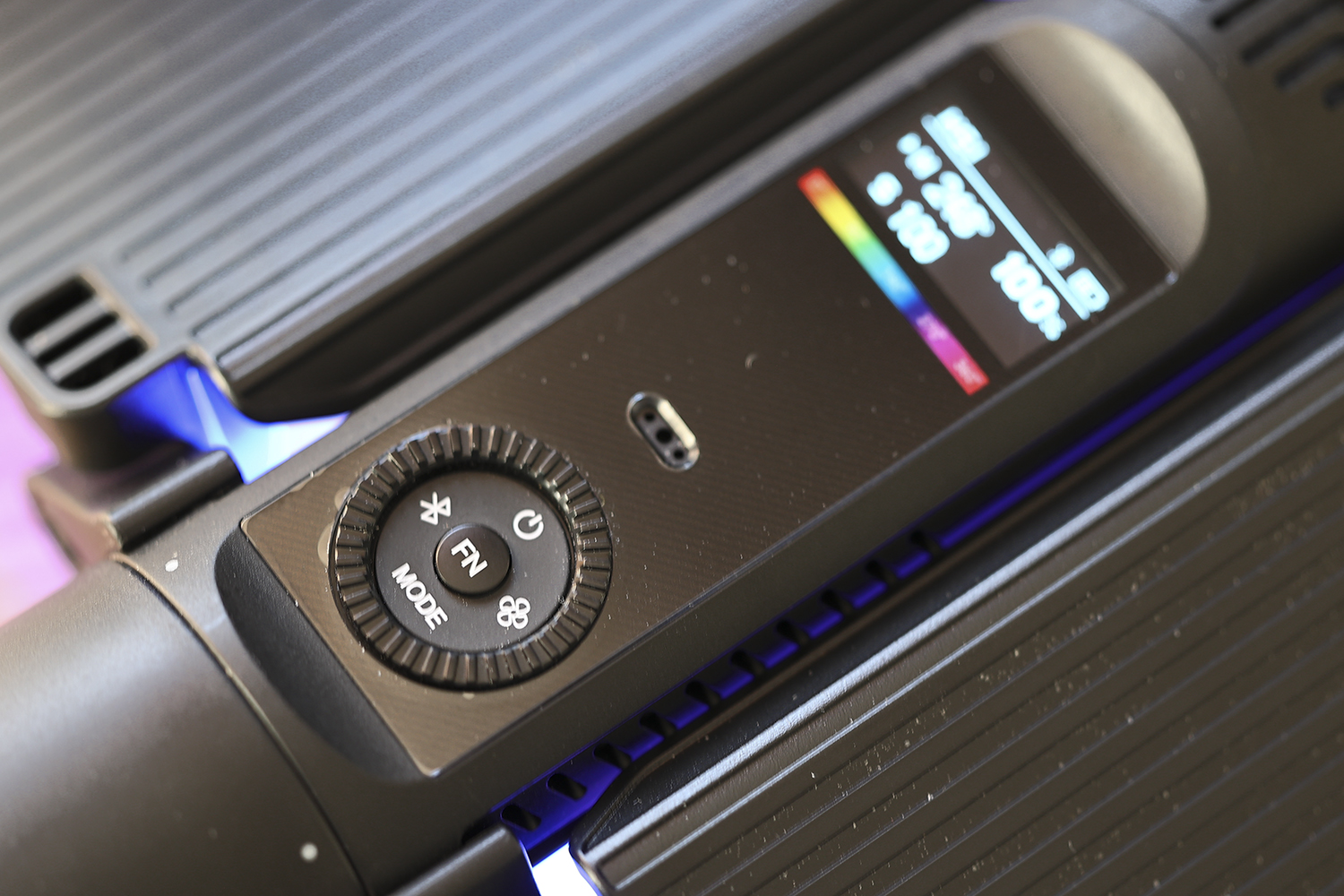 小巧精致易携带,神牛LC500Rmini棒灯轻松布光