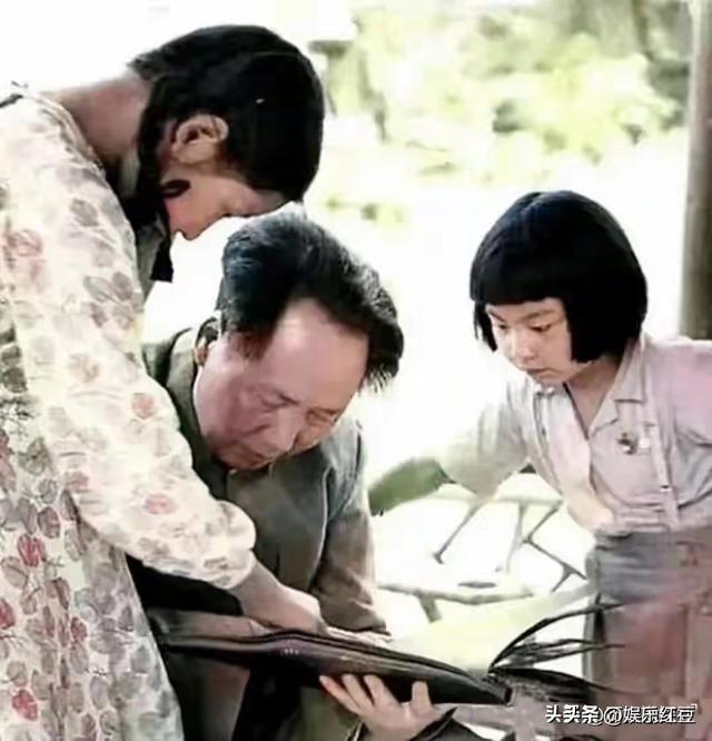 毛主席一家四口合影，四人脸上全是笑意，李讷紧挨毛主席