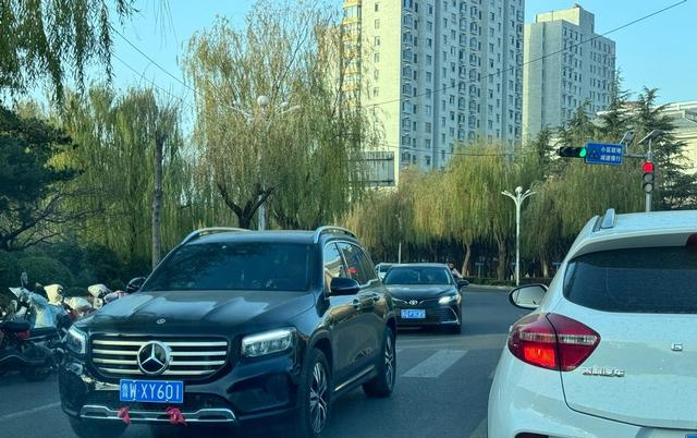 你知道吗，这个冬天暖气吹得太热	，结果有人都睡不好觉，然后一