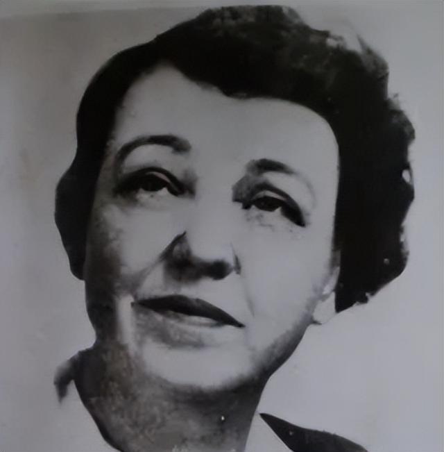 30岁的贺子珍在苏联莫斯科的样子， 烫着时尚的发型，穿着漂亮裙子