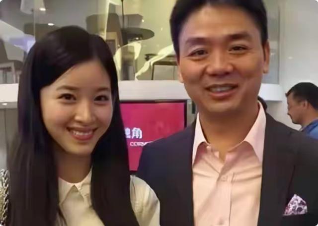 这次，在自嘲老婆面前没自信的刘强东身上，暴露了老夫老妻的尴尬