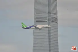 现场直击！国产大飞机C919飞越维多利亚港图片