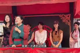 王婆再遇劲敌，女孩语出惊人，王婆：你是男女通吃呀！图片