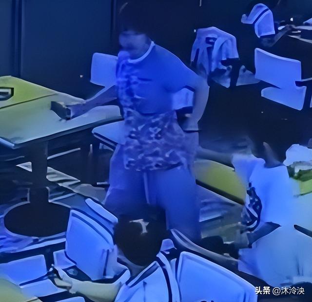 酒店捏蛋女“社会性死亡”：正脸曝光身份被扒，连孩子都跟着丢人