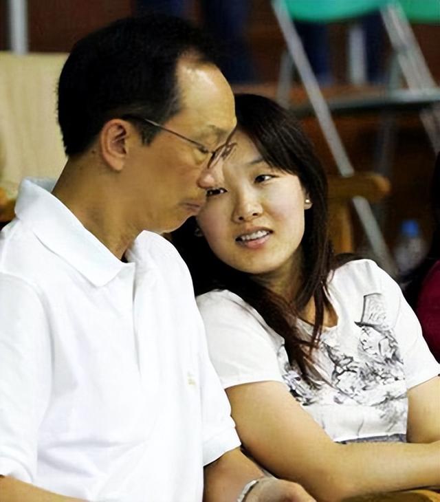恩爱23年抵不过残酷现实，73岁梁锦松衰老萎缩，47岁伏明霞仍貌美