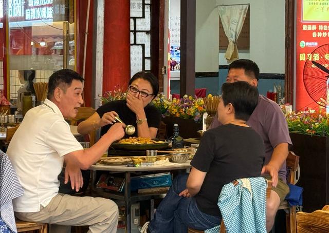 荷城烟火：游客如织 共赴清凉之约