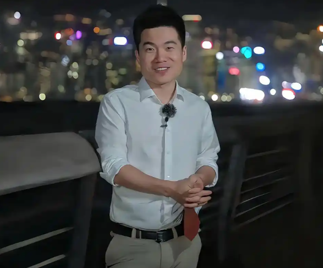 官媒发文，高调官宣32岁董宇辉喜讯，全网恭喜，终于等到这一天