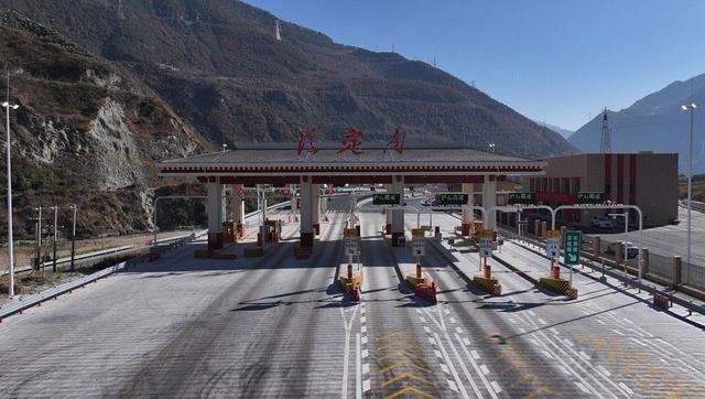 川西自驾圈炸锅了！成都3.5小时飙拢海螺沟，网友：真是绝美天路