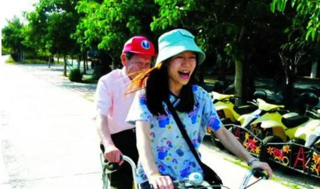 2021年，99岁杨振宁与72岁岳母罕见出镜，头发黑了	，翁帆有些发福