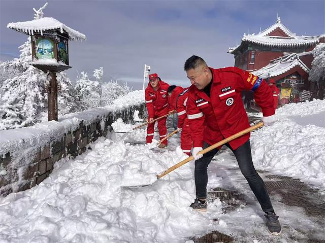 雪霁云海涌 泰山披银装