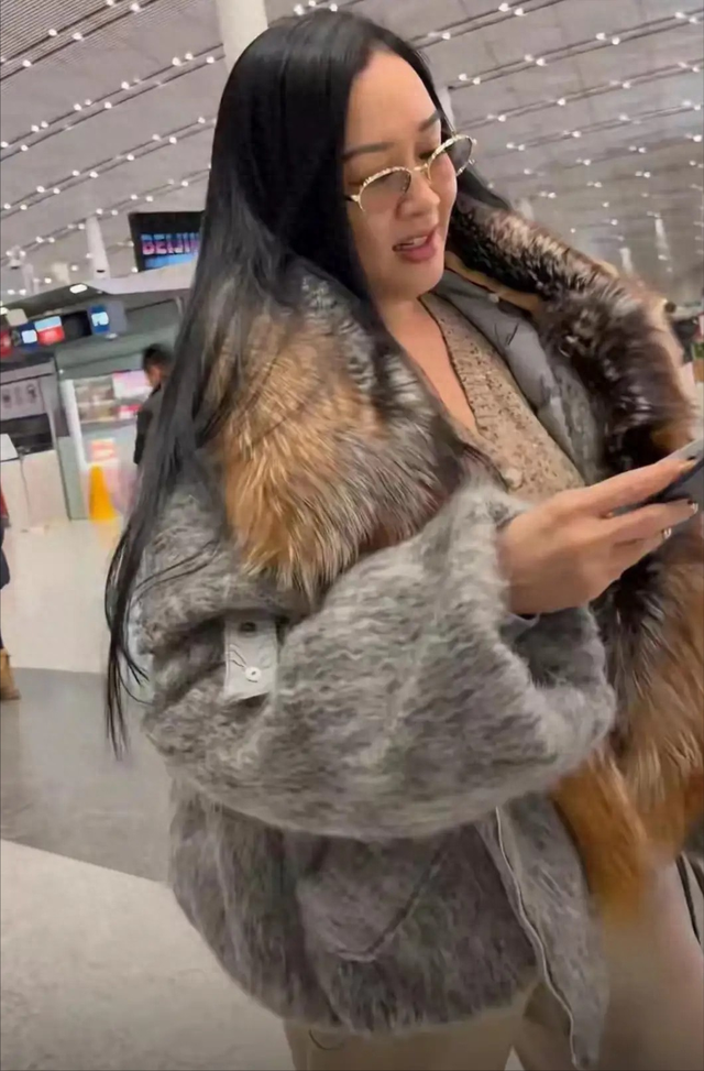 55岁钟丽缇中年发福太多！胖到180斤 胸大腚圆 满身肥肉穿吊带