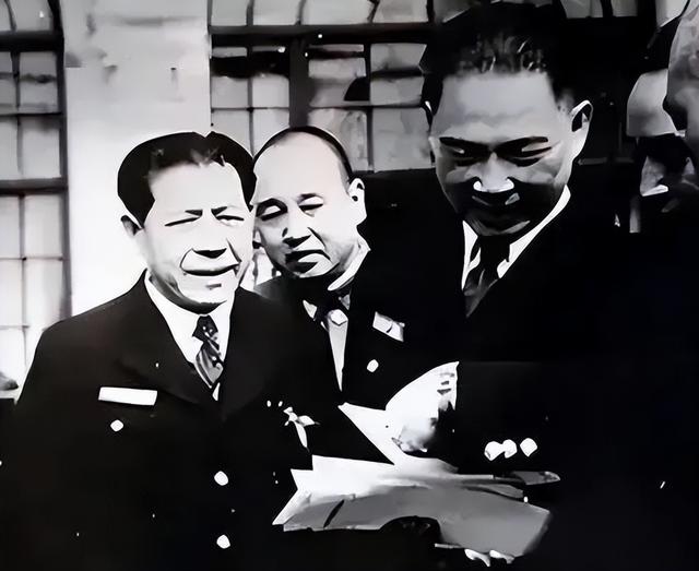 中共特工潜伏敌营15年，官职大到自己都慌，中央领导：大胆往上爬