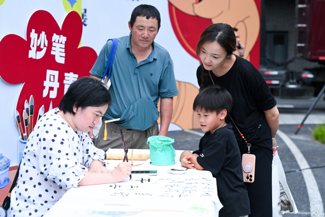 国庆前夕，四川博物院双展进社区