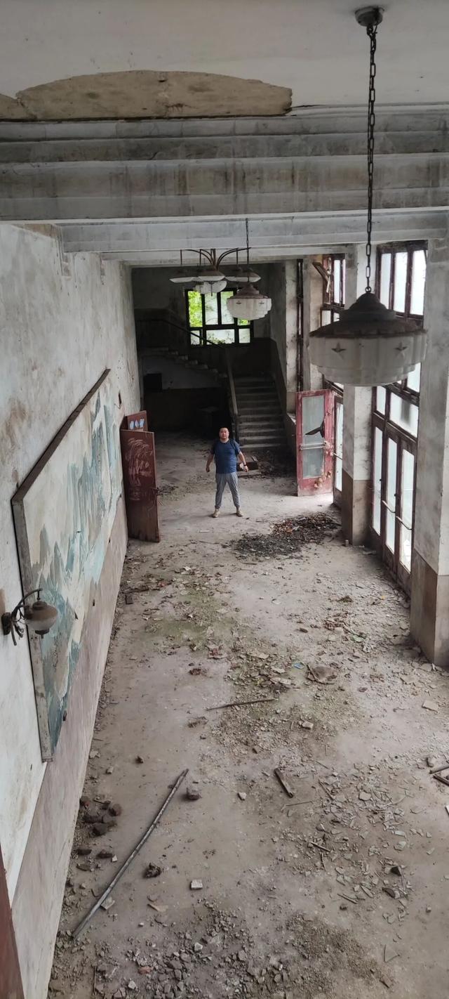 重庆巴南废弃了20多年的电影院，里面还遗留了大量上世纪的老物件