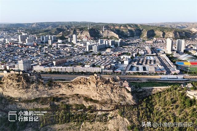 陕北有座“云顶天宫”，1公里山脊薄如刀背，挤了100多座古建筑