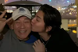 互动亲昵！59岁TVB视帝遭同性强吻，仍单身未婚更曾传性取向成谜图片