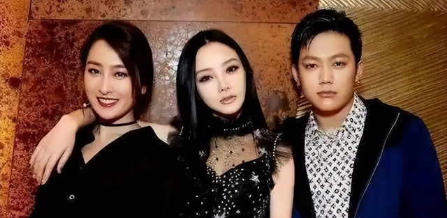 和孔令辉分手12年，被黑人驼肩上的马苏，终是为她的选择买了单