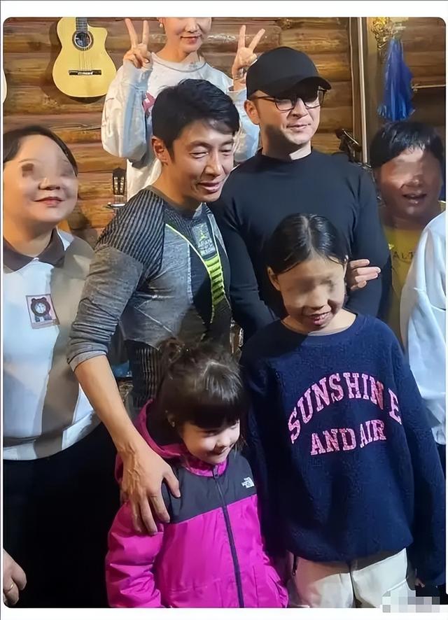 闯祸了！央视主持人出国旅游，携妻女高调炫海外生活，被网友骂惨