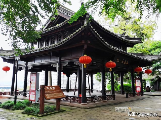 雨中漫步乐山城