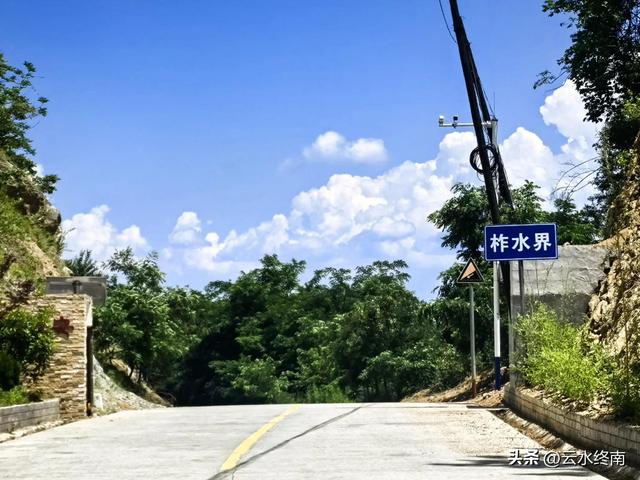 秦岭深山一条导航不出来的路，却是一条千年古道，有老屋有古树