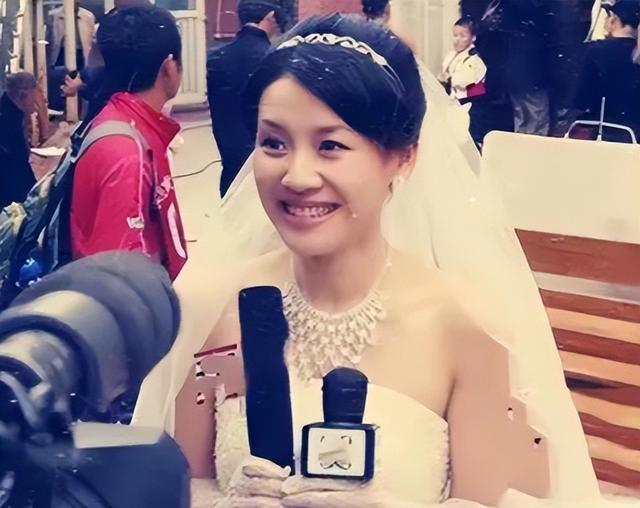 与四婚名导同居三年流产两次不结婚，转身下嫁穷小子，如今咋样？