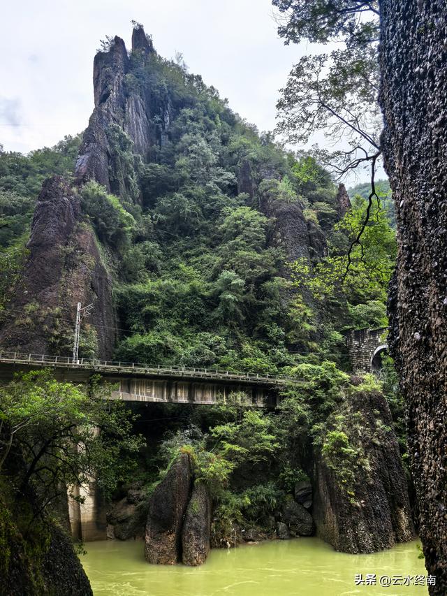 川陕交界的210国道上，有唯一的一段单行线，藏着蜀道上两个秘密